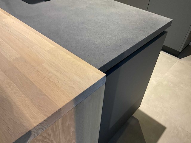 Mk carbon eiland showroomkeuken met coffeecorner en kastenwand - afbeelding 44 van  51