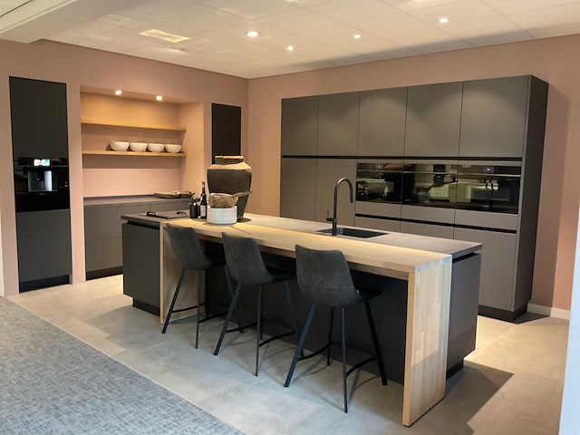 Mk carbon eiland showroomkeuken met coffeecorner en kastenwand - afbeelding 34 van  51