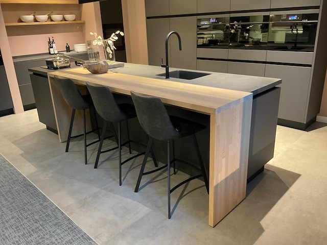 Mk carbon eiland showroomkeuken met coffeecorner en kastenwand - afbeelding 45 van  51