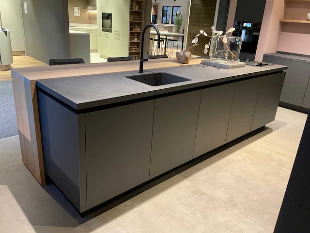 Mk carbon eiland showroomkeuken met coffeecorner en kastenwand - afbeelding 48 van  51