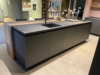 Mk carbon eiland showroomkeuken met coffeecorner en kastenwand - afbeelding 48 van  51