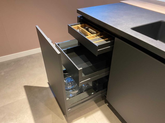 Mk carbon eiland showroomkeuken met coffeecorner en kastenwand - afbeelding 49 van  51