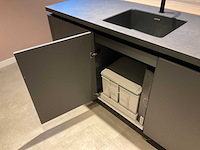 Mk carbon eiland showroomkeuken met coffeecorner en kastenwand - afbeelding 50 van  51