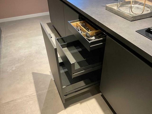 Mk carbon eiland showroomkeuken met coffeecorner en kastenwand - afbeelding 51 van  51