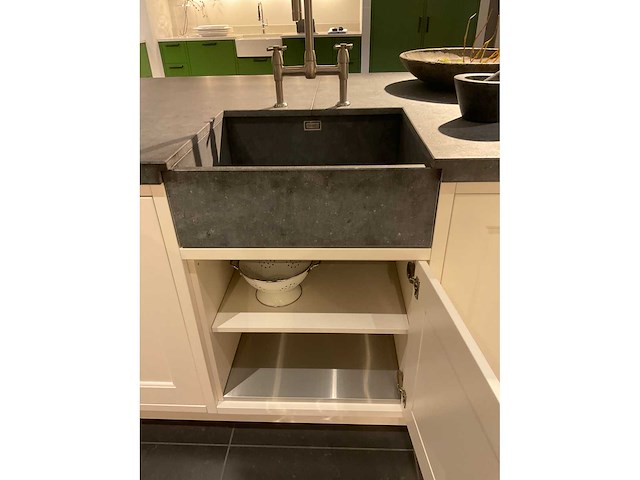 Mk classic eiland showroomkeuken met wandopstelling en inductiefornuis - afbeelding 2 van  41