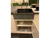 Mk classic eiland showroomkeuken met wandopstelling en inductiefornuis - afbeelding 2 van  41