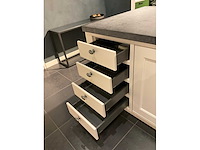 Mk classic eiland showroomkeuken met wandopstelling en inductiefornuis - afbeelding 3 van  41