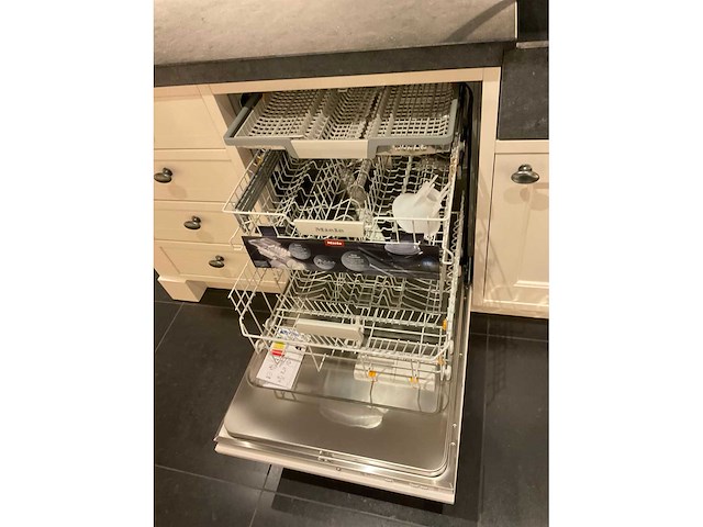 Mk classic eiland showroomkeuken met wandopstelling en inductiefornuis - afbeelding 4 van  41