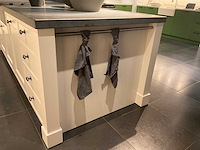 Mk classic eiland showroomkeuken met wandopstelling en inductiefornuis - afbeelding 5 van  41