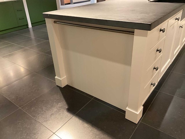 Mk classic eiland showroomkeuken met wandopstelling en inductiefornuis - afbeelding 6 van  41