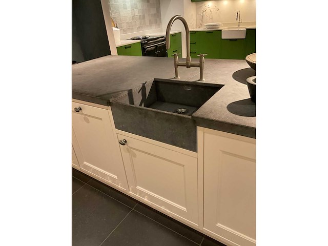 Mk classic eiland showroomkeuken met wandopstelling en inductiefornuis - afbeelding 7 van  41