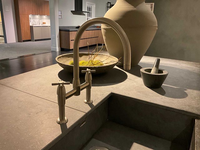 Mk classic eiland showroomkeuken met wandopstelling en inductiefornuis - afbeelding 8 van  41