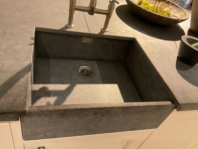 Mk classic eiland showroomkeuken met wandopstelling en inductiefornuis - afbeelding 9 van  41