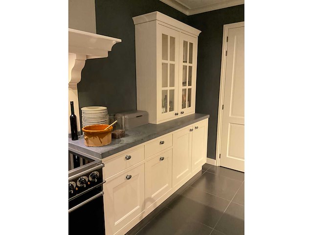 Mk classic eiland showroomkeuken met wandopstelling en inductiefornuis - afbeelding 10 van  41