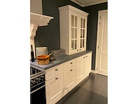 Mk classic eiland showroomkeuken met wandopstelling en inductiefornuis - afbeelding 10 van  41