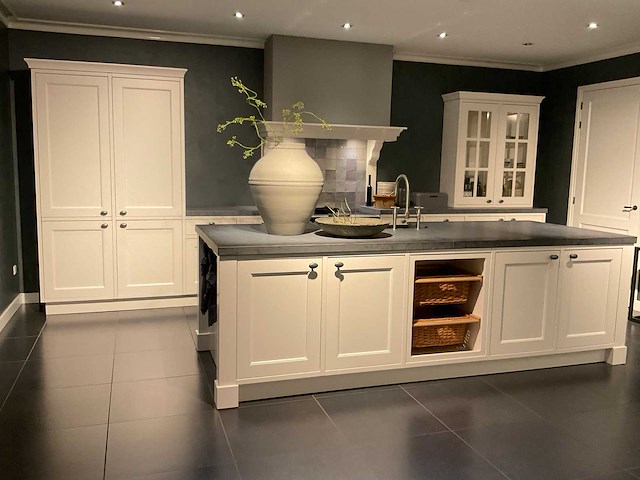 Mk classic eiland showroomkeuken met wandopstelling en inductiefornuis - afbeelding 1 van  41