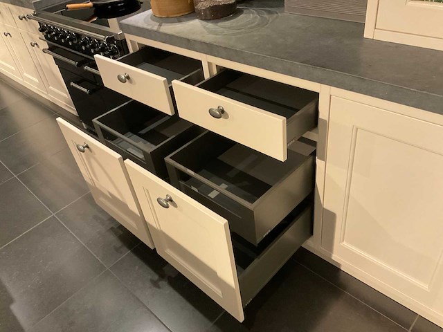 Mk classic eiland showroomkeuken met wandopstelling en inductiefornuis - afbeelding 13 van  41