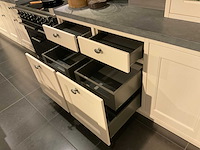 Mk classic eiland showroomkeuken met wandopstelling en inductiefornuis - afbeelding 13 van  41