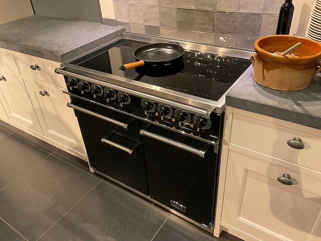 Mk classic eiland showroomkeuken met wandopstelling en inductiefornuis - afbeelding 15 van  41