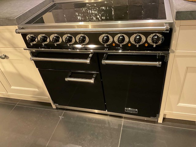 Mk classic eiland showroomkeuken met wandopstelling en inductiefornuis - afbeelding 17 van  41