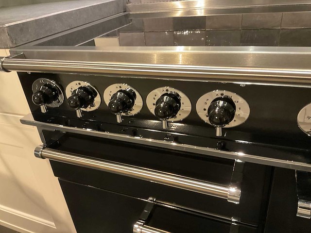 Mk classic eiland showroomkeuken met wandopstelling en inductiefornuis - afbeelding 18 van  41