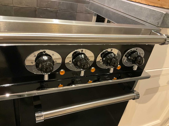 Mk classic eiland showroomkeuken met wandopstelling en inductiefornuis - afbeelding 19 van  41