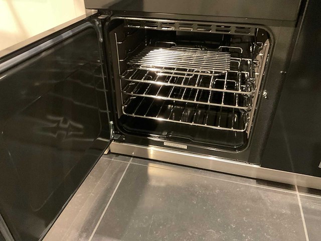 Mk classic eiland showroomkeuken met wandopstelling en inductiefornuis - afbeelding 20 van  41