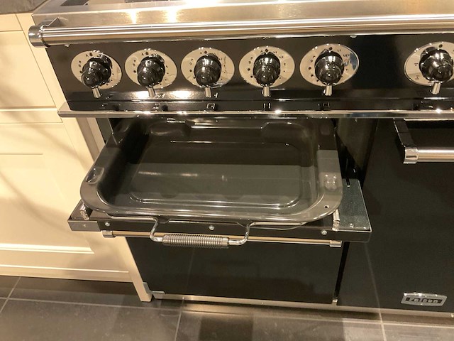 Mk classic eiland showroomkeuken met wandopstelling en inductiefornuis - afbeelding 21 van  41