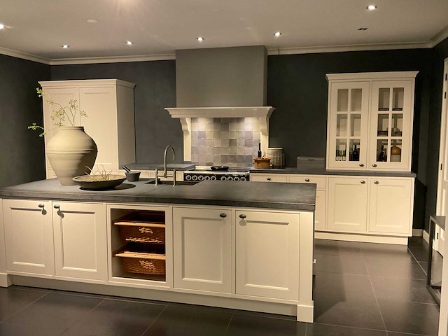 Mk classic eiland showroomkeuken met wandopstelling en inductiefornuis - afbeelding 12 van  41