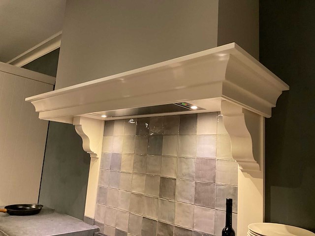 Mk classic eiland showroomkeuken met wandopstelling en inductiefornuis - afbeelding 24 van  41