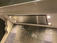 Mk classic eiland showroomkeuken met wandopstelling en inductiefornuis - afbeelding 25 van  41