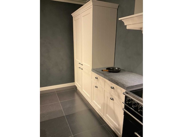 Mk classic eiland showroomkeuken met wandopstelling en inductiefornuis - afbeelding 26 van  41