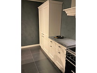 Mk classic eiland showroomkeuken met wandopstelling en inductiefornuis - afbeelding 26 van  41