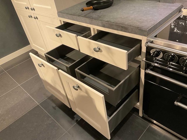 Mk classic eiland showroomkeuken met wandopstelling en inductiefornuis - afbeelding 27 van  41