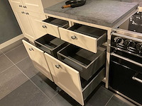 Mk classic eiland showroomkeuken met wandopstelling en inductiefornuis - afbeelding 27 van  41