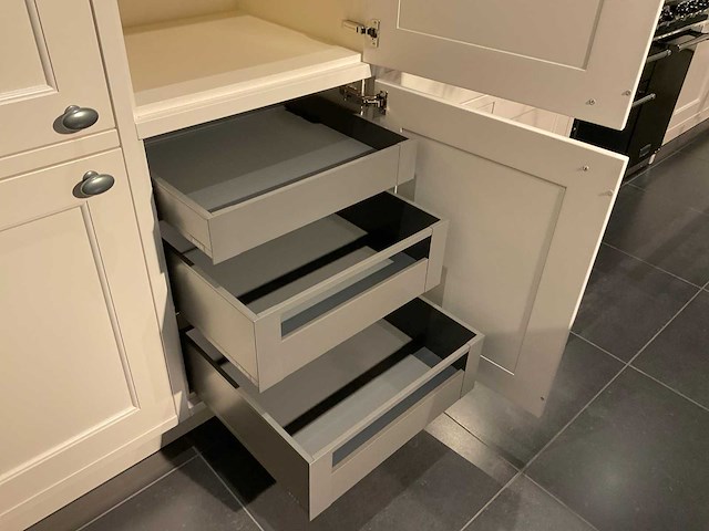 Mk classic eiland showroomkeuken met wandopstelling en inductiefornuis - afbeelding 29 van  41