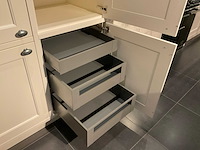 Mk classic eiland showroomkeuken met wandopstelling en inductiefornuis - afbeelding 29 van  41