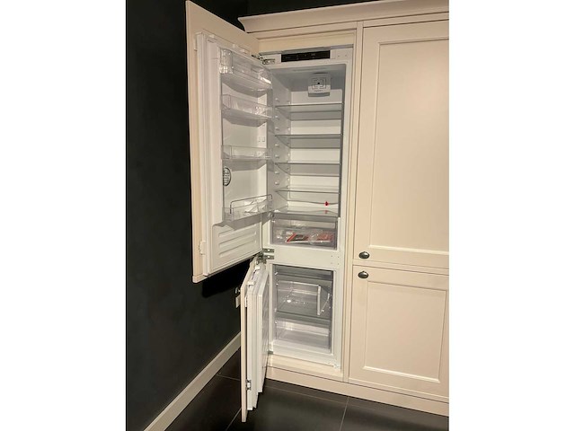 Mk classic eiland showroomkeuken met wandopstelling en inductiefornuis - afbeelding 30 van  41