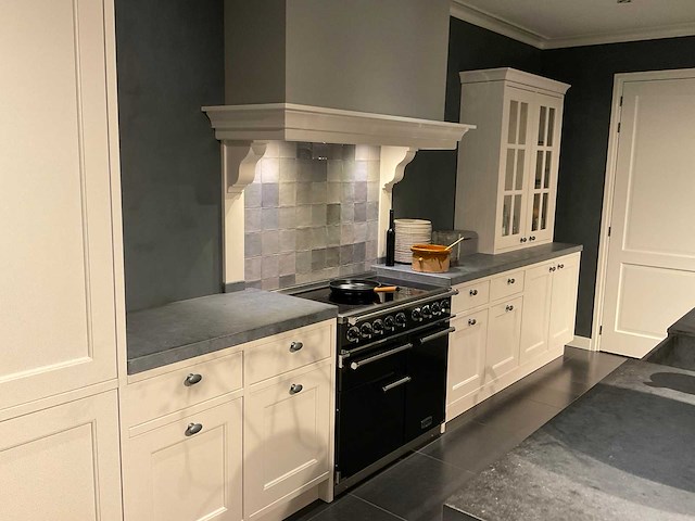 Mk classic eiland showroomkeuken met wandopstelling en inductiefornuis - afbeelding 23 van  41