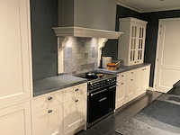 Mk classic eiland showroomkeuken met wandopstelling en inductiefornuis - afbeelding 23 van  41