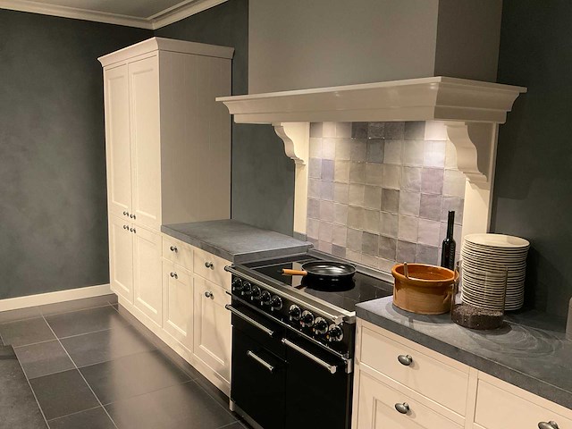 Mk classic eiland showroomkeuken met wandopstelling en inductiefornuis - afbeelding 34 van  41