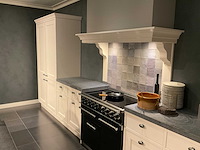 Mk classic eiland showroomkeuken met wandopstelling en inductiefornuis - afbeelding 34 van  41