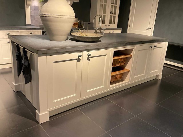Mk classic eiland showroomkeuken met wandopstelling en inductiefornuis - afbeelding 37 van  41