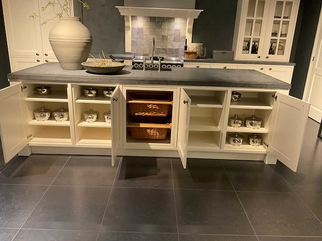 Mk classic eiland showroomkeuken met wandopstelling en inductiefornuis - afbeelding 38 van  41