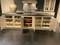 Mk classic eiland showroomkeuken met wandopstelling en inductiefornuis - afbeelding 38 van  41