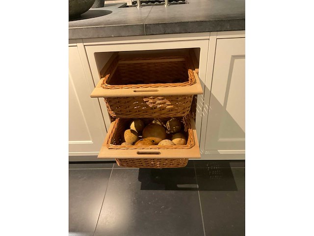 Mk classic eiland showroomkeuken met wandopstelling en inductiefornuis - afbeelding 39 van  41