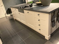 Mk classic eiland showroomkeuken met wandopstelling en inductiefornuis - afbeelding 40 van  41