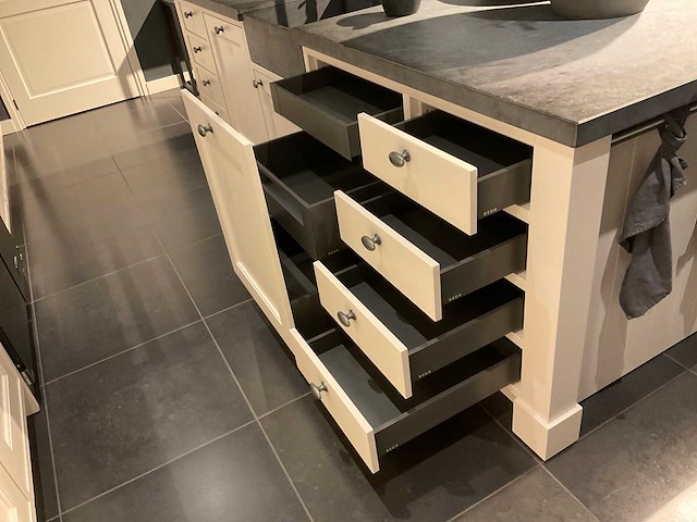 Mk classic eiland showroomkeuken met wandopstelling en inductiefornuis - afbeelding 41 van  41