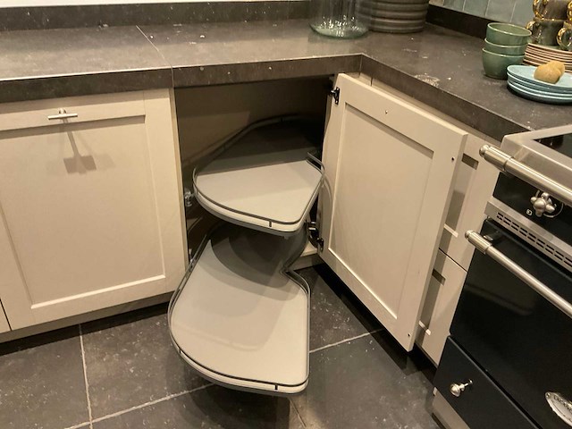 Mk ergona hoekopgestelde showroomkeuken met inbouwkastenwand - afbeelding 2 van  24