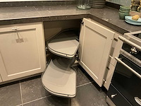 Mk ergona hoekopgestelde showroomkeuken met inbouwkastenwand - afbeelding 2 van  24